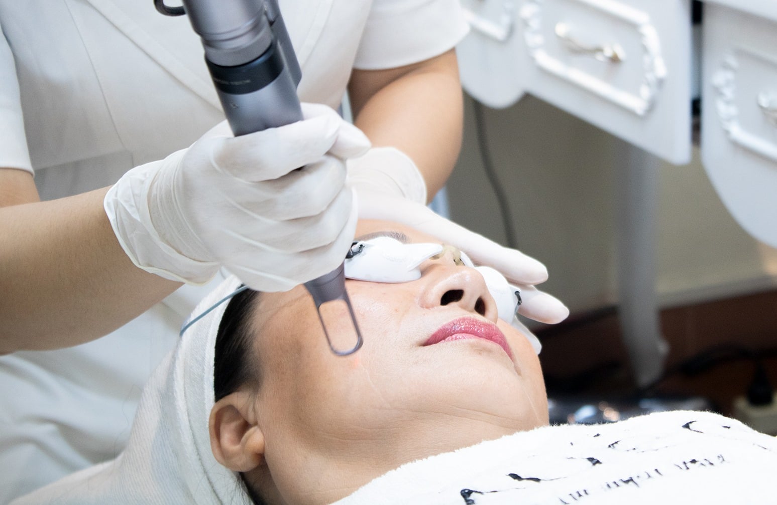 GIỮA MỘT RỪNG CÔNG NGHỆ TRỊ NÁM, ĐÂU LÀ LỰA CHỌN CỦA NGHỆ SĨ VIỆT